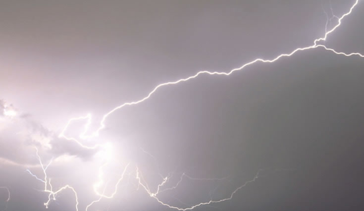 THE LIGHTNING STRIKE OF IDEAS: THE MIGRATORY SYMBOLISM OF THE THUNDERBOLT