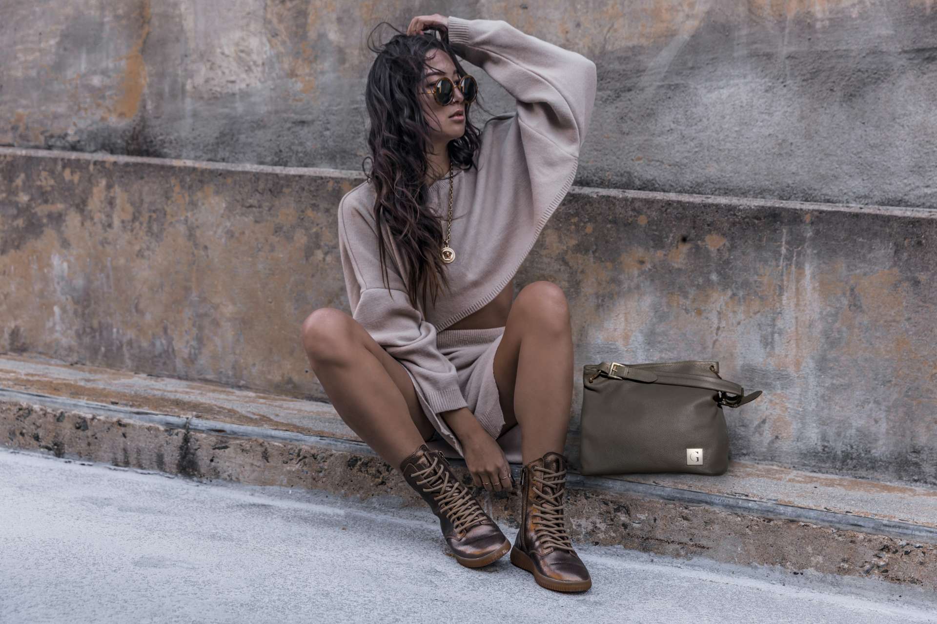 graciano-woman-on-step