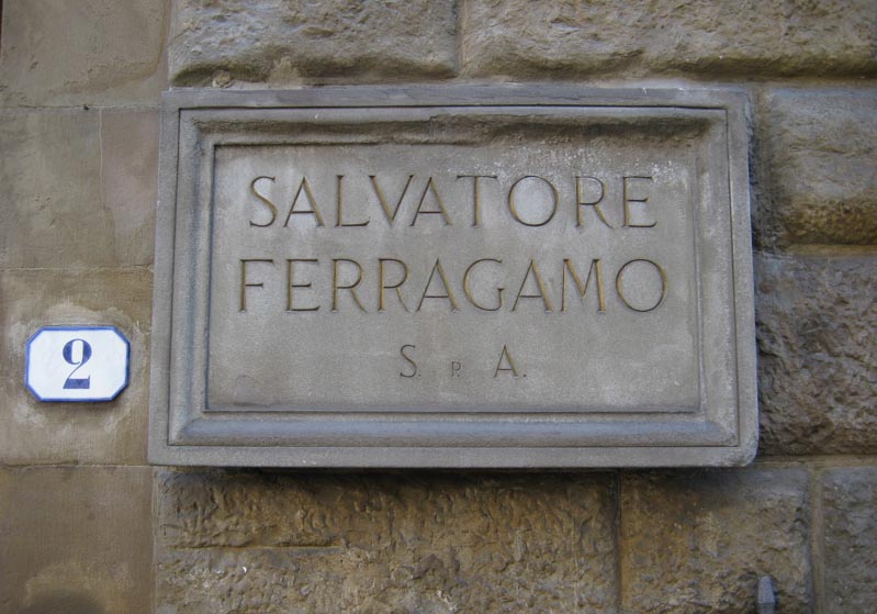 Handcrafted Wayfinding in the Era of AI: The Nuance of the Hand-Wrought